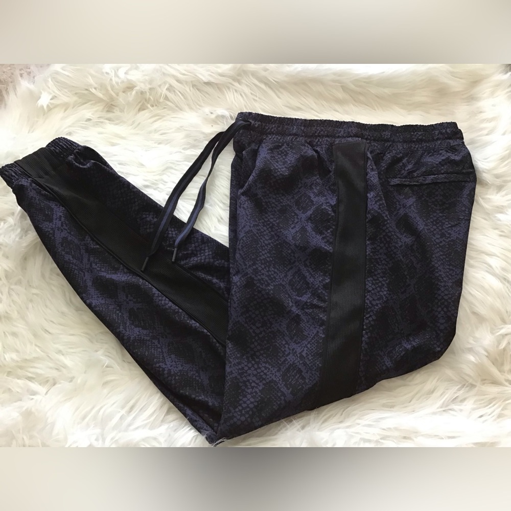 Athleta Brooklyn Jogger Pants Python Snake Navy - image 7